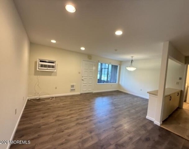 113 Amberly Drive - Photo Thumbnail 4