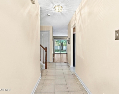 7 Stuart Drive - Photo Thumbnail 3