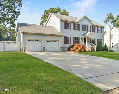 309 Holly Boulevard - Photo Thumbnail 31