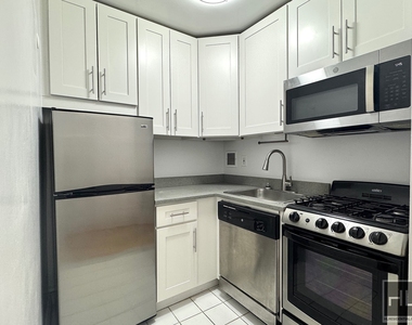 East 76 Street - Photo Thumbnail 6