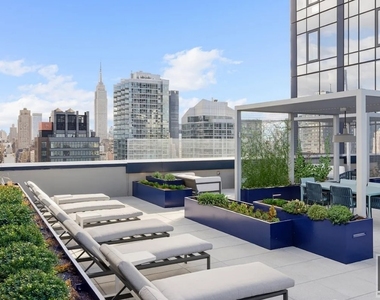 West 38th Street - Photo Thumbnail 6