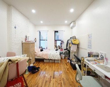 818 Marcy Avenue - Photo Thumbnail 2