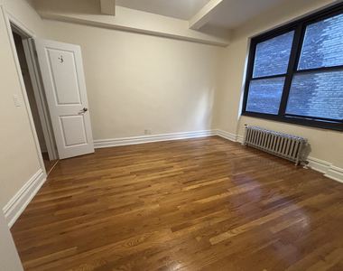 East 11th street - Photo Thumbnail 3