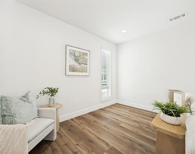 5637 Live Oak Street - Photo Thumbnail 4
