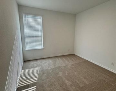504 Saddle Lane - Photo Thumbnail 18