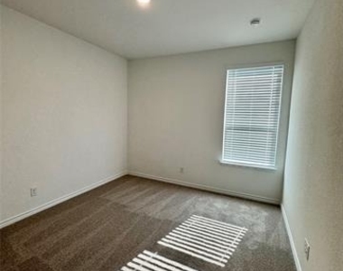 504 Saddle Lane - Photo Thumbnail 16