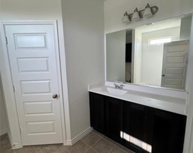 504 Saddle Lane - Photo Thumbnail 9