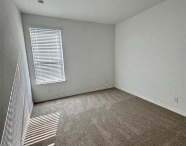 504 Saddle Lane - Photo Thumbnail 17
