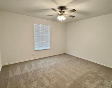 504 Saddle Lane - Photo Thumbnail 12