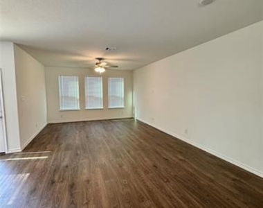 504 Saddle Lane - Photo Thumbnail 6