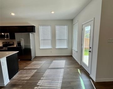 504 Saddle Lane - Photo Thumbnail 5