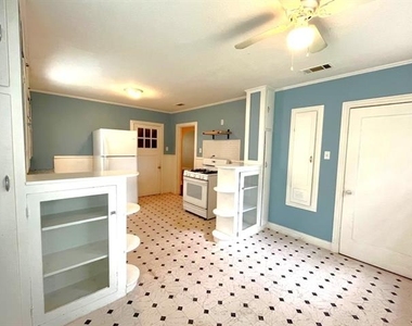 1322 W Bond Street - Photo Thumbnail 5