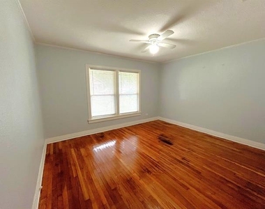 1322 W Bond Street - Photo Thumbnail 9