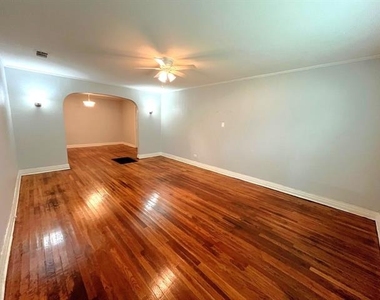 1322 W Bond Street - Photo Thumbnail 2