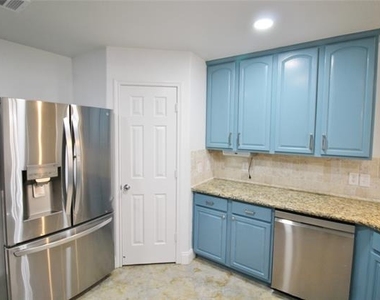 928 Oakcrest Drive - Photo Thumbnail 11