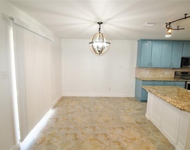 928 Oakcrest Drive - Photo Thumbnail 12