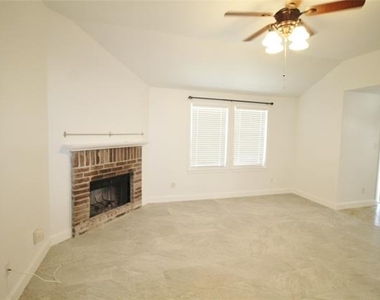 928 Oakcrest Drive - Photo Thumbnail 3
