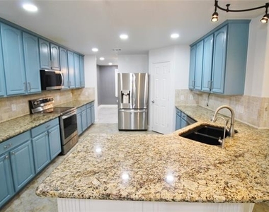 928 Oakcrest Drive - Photo Thumbnail 6
