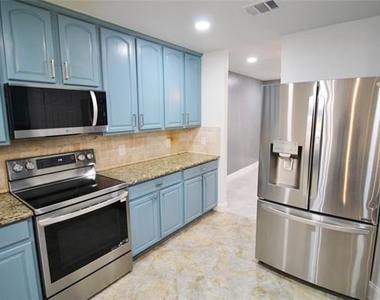 928 Oakcrest Drive - Photo Thumbnail 10
