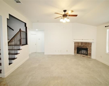 928 Oakcrest Drive - Photo Thumbnail 4