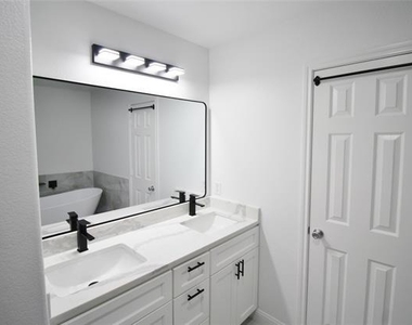 928 Oakcrest Drive - Photo Thumbnail 16