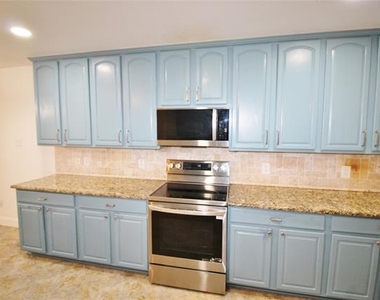 928 Oakcrest Drive - Photo Thumbnail 9