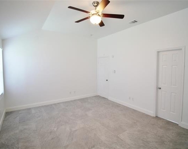 928 Oakcrest Drive - Photo Thumbnail 15