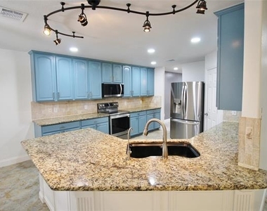 928 Oakcrest Drive - Photo Thumbnail 5