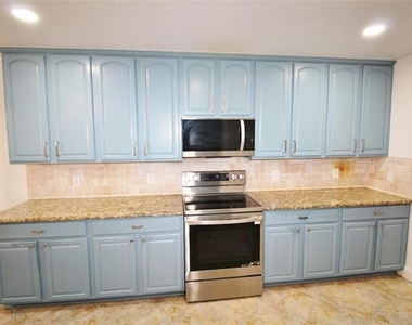 928 Oakcrest Drive - Photo Thumbnail 8