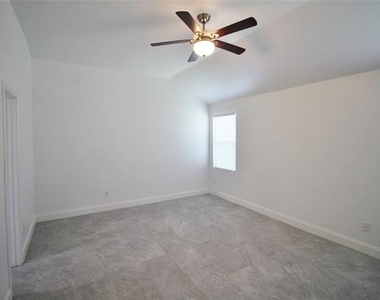 928 Oakcrest Drive - Photo Thumbnail 14