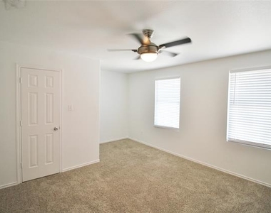 928 Oakcrest Drive - Photo Thumbnail 23