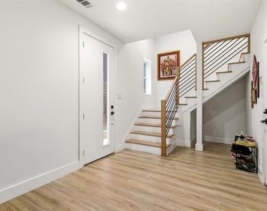 2102 N Prairie Avenue - Photo Thumbnail 3