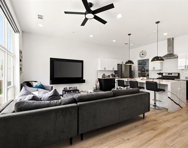 2102 N Prairie Avenue - Photo Thumbnail 7