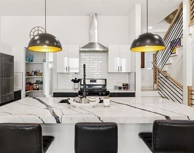2102 N Prairie Avenue - Photo Thumbnail 8