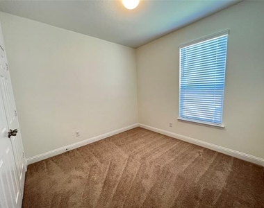 2605 Warren Lane - Photo Thumbnail 4