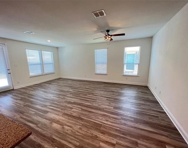 2605 Warren Lane - Photo Thumbnail 5