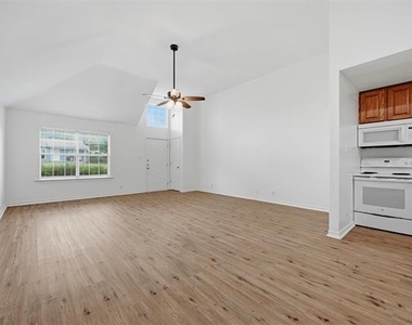 906 W Houston Street - Photo Thumbnail 6