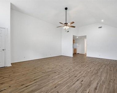 906 W Houston Street - Photo Thumbnail 5