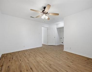 906 W Houston Street - Photo Thumbnail 16