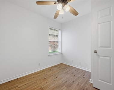 906 W Houston Street - Photo Thumbnail 12