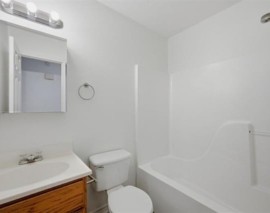 906 W Houston Street - Photo Thumbnail 11