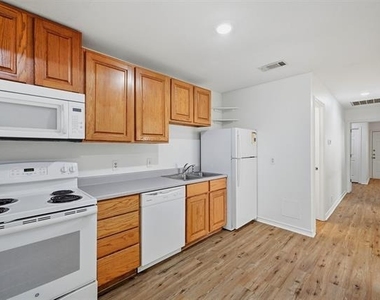 906 W Houston Street - Photo Thumbnail 7