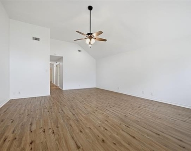 906 W Houston Street - Photo Thumbnail 4