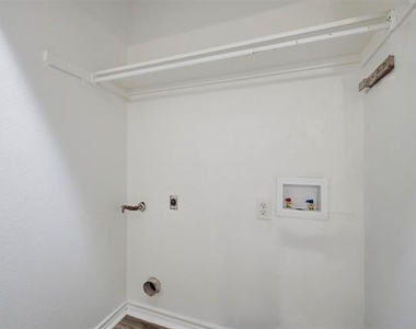 906 W Houston Street - Photo Thumbnail 18