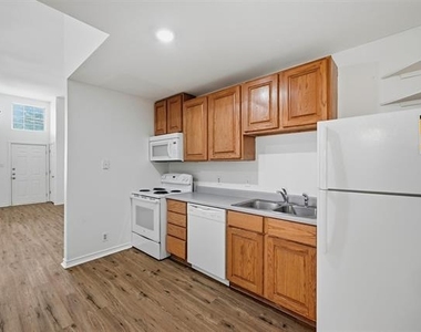906 W Houston Street - Photo Thumbnail 8