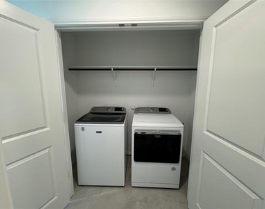 6533 Middlebury Drive - Photo Thumbnail 12