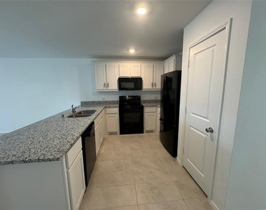 6533 Middlebury Drive - Photo Thumbnail 7
