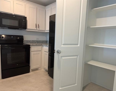 6533 Middlebury Drive - Photo Thumbnail 9