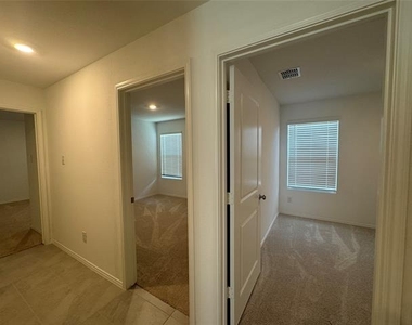 6533 Middlebury Drive - Photo Thumbnail 13
