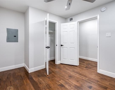 5444 Gaston Avenue - Photo Thumbnail 3